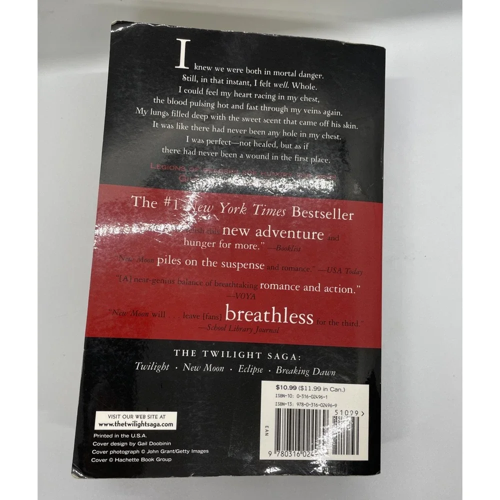 New Moon (Twilight Saga) 2006 First Edition Paperback book Stephenie Meyer